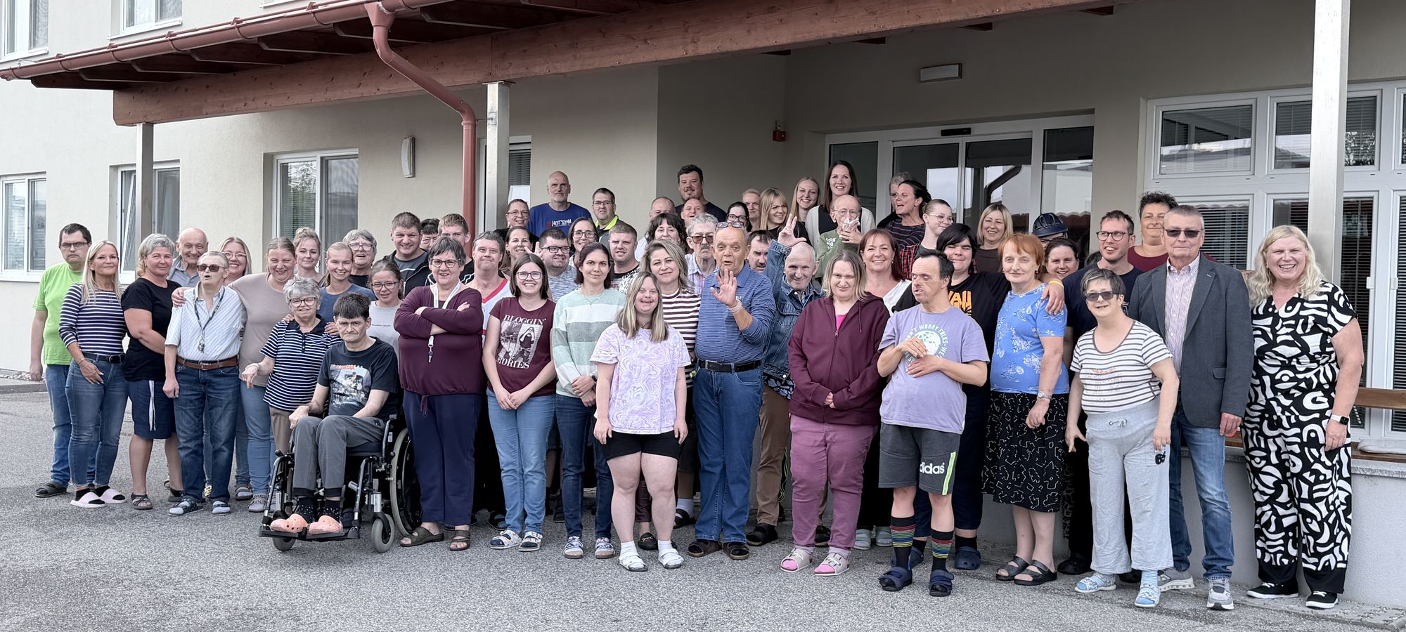 Gruppenfoto von Bewohnerinnen und Bewohnern und dem Team