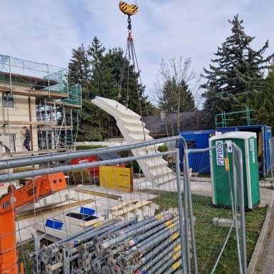 Baustelle Treppe wird von Kran angehoben