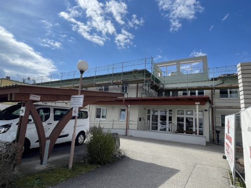 Wohnhaus mit Gerüst - Wand für 2. Stockwerk wird errichtet