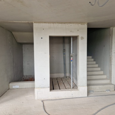 Aufzugsschacht und Treppe im Rohbau