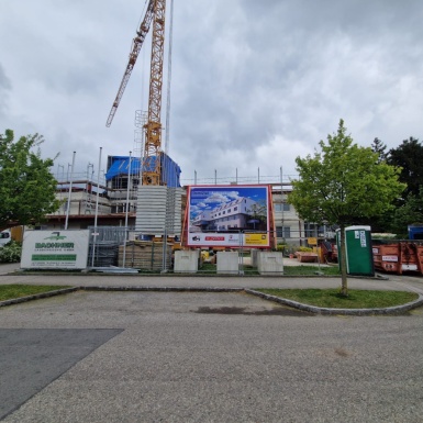 Baustelle bei Wohnhaus mit Kran