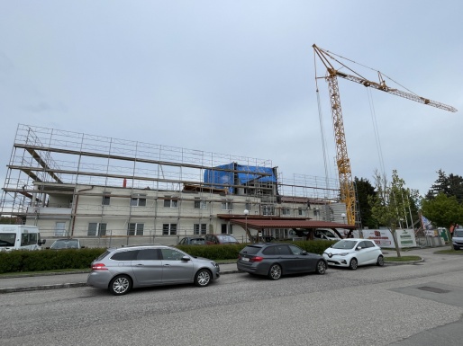 Wohnhaus mit Gerüst und Kran ohne Dach
