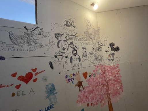 Baustellenwand innen mit Mickey Maus