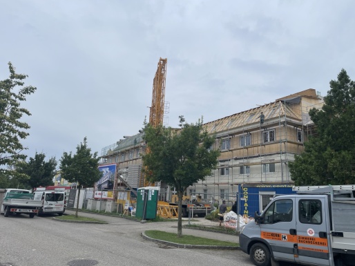 Wohnhaus Baustelle Außenansicht - Kran wird abgebaut
