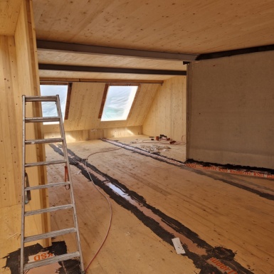 Dachgeschoss Rohbau Fensterwand innen, Leiter