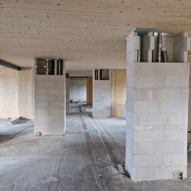 Ziegelwände im Aufbau, Holzdecke