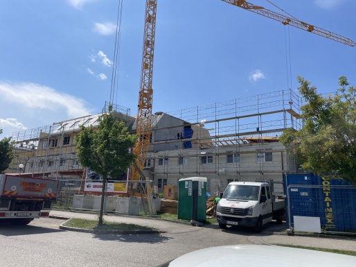 Wohnhaus Vorderansicht mit Gerüst und Kran - Aufbau Dachgeschoss