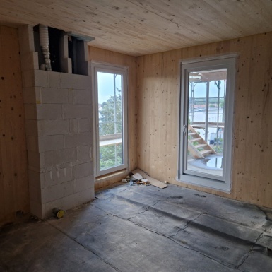 Teil von Ziegelwand, 2 Fenster und Holzdecke
