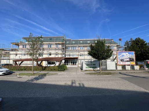 Wohnhaus von Außen mit drei Geschoßen und einem Dachgeschoß mit Gerüst