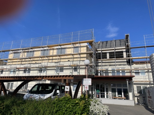 Außenansicht Wohnhaus mit Gerüst und erstem neuen Obergeschoss