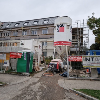 Baustelle bei 4 stöckigem Wohnhaus mit Silobehälter für Estrich