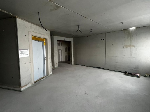Aufzugsbereich 2. neues Obergeschoss mit grauer Decke und Kabeln und grauem Boden und Wänden