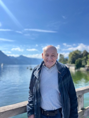Mann steht am Steg vor dem See