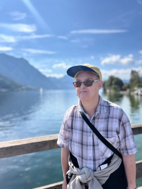 Mann steht am Steg vor dem See