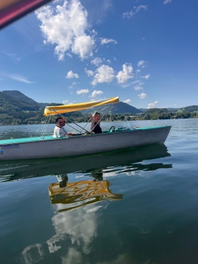 Mann und Frau fahren mit Boot am See