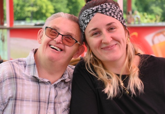 Mann und Frau mit Stirnband lächelnd