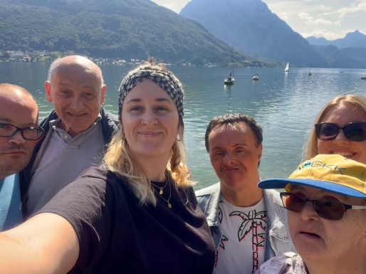 Gruppenfoto vor dem See