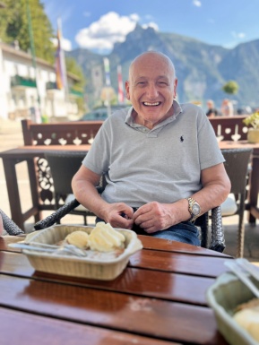 Mann sitzt bei Tisch mit Nachspeise