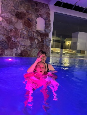 Zwei Frauen albern im Wasser im Innenbereich herum