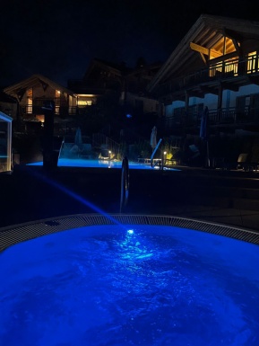 Poolbereich mit Beleuchtung am Abend