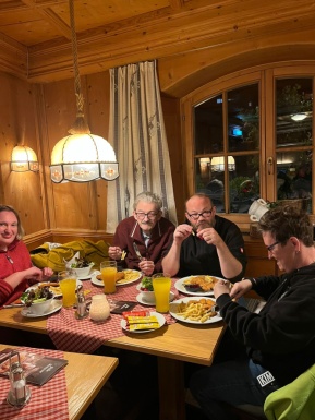 Menschengruppe in Bauernstube beim Essen