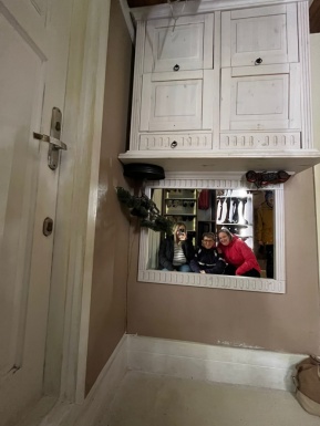 Zwei Frauen in einem hellem Zimmer das auf dem Kopf steht