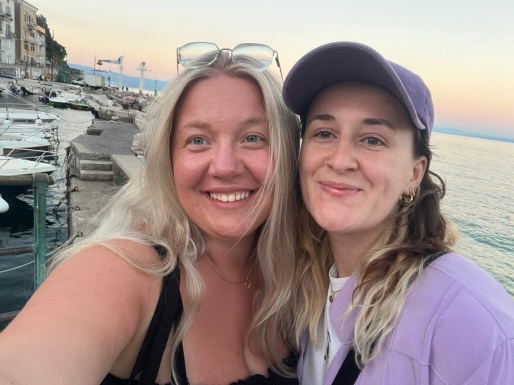 Selfie von zwei Frauen die lächeln