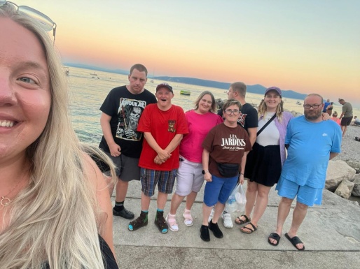 Selfie von Menschengruppe am Strand