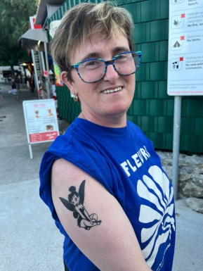 Frau mit Brille und Henna Tattoo am Oberarm