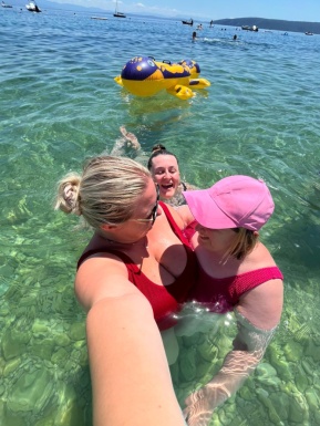 Drei Frauen haben Spaß im Meer