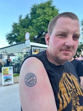 Mann mit Henna Tattoo am Oberarm