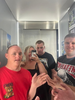 Menschengruppe im Aufzug