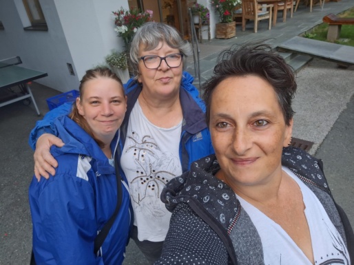 Selfie von drei Frauen im Regengewand