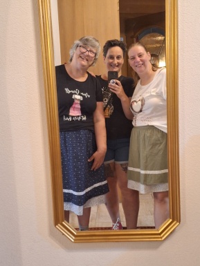 Spiegelfoto von drei Frauen im Trachtengewand