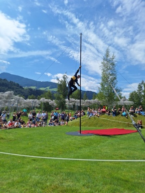 Wiese mit Akrobat und Zuschauern