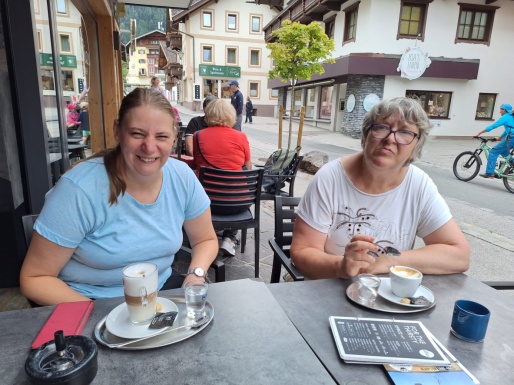 Zwei Frauen sitzen bei einem Kaffee