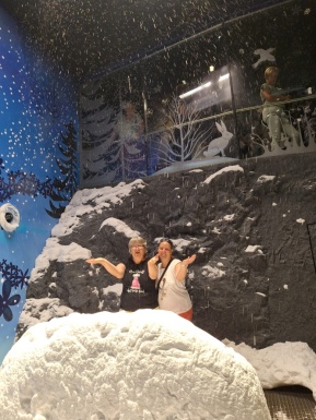 Zwei Frauen in einer künstlichen Winterlandschaft