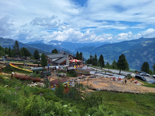 Landschaftsfoto mit Wiesen und Bergen