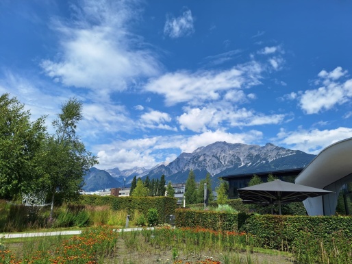 Landschaft mit Bäumen den Bergen und einem Haus