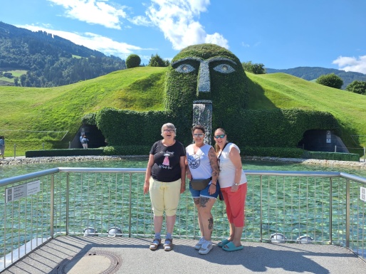 Selfie von drei Frauen vor einem kunstvoll gestaltetem Wasserfall