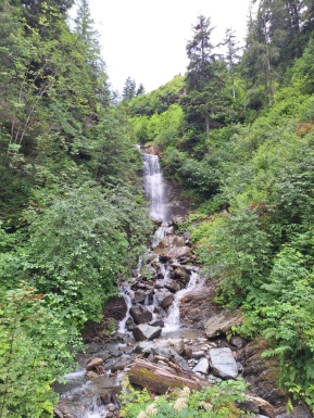 Landschaftsfoto mit einem kleinen Wasserfall