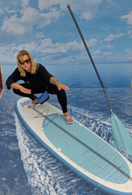 Frau auf Surfbrett
