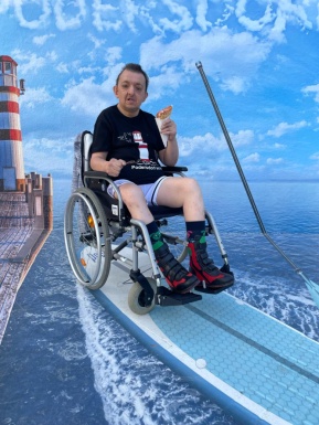 Mann im Rollstuhl mit Eis auf Surfbrett Fotomotiv