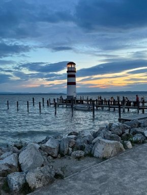 Seelandschaft am Abend mit Leuchtturm