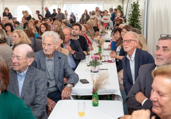 Viele Menschen im Festzelt