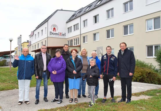Gruppenfoto vorm Wohnhaus DomiZiel