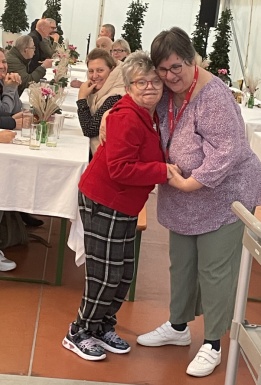 Zwei Frauen umarmen sich freundschaftlich