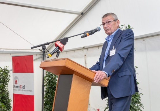 Obmann am Redepult