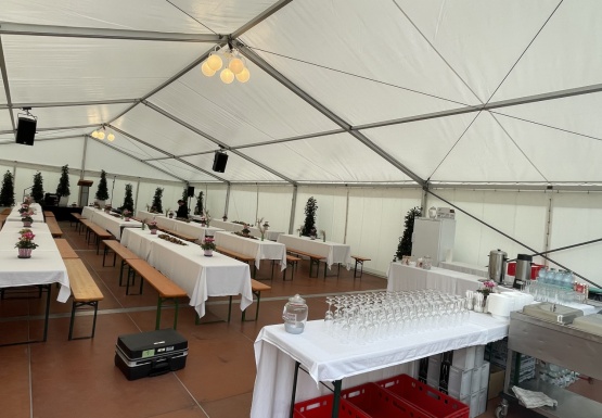 Einblick Festzelt ohne Gäste