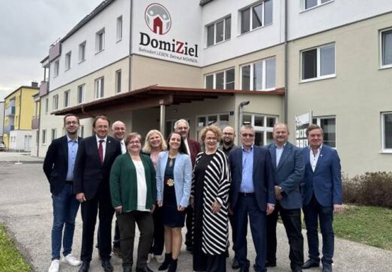 Gruppenfoto vorm Wohnhaus DomiZiel
